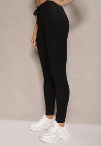 Renee - Czarne Spodnie Dresowe z Bawełną Typu Skinny High Waist Halaviela. Okazja: na co dzień. Stan: podwyższony. Kolor: czarny. Materiał: bawełna, dresówka. Styl: casual