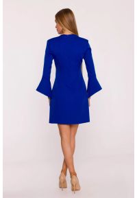 MOE - Elegancka sukienka z szerokimi mankietami dekolt V chabrowa. Okazja: do pracy, na co dzień, na spotkanie biznesowe. Typ kołnierza: dekolt w kształcie V. Kolor: niebieski, czerwony. Materiał: tkanina. Wzór: gładki. Typ sukienki: dopasowane, trapezowe, proste. Styl: elegancki. Długość: mini #2