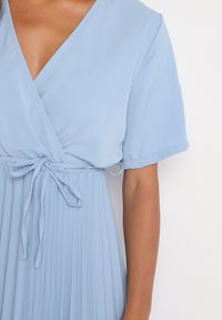 Born2be - Niebieska Sukienka Plisowana Maxi z Wiązanym Paskiem Dianiza. Kolor: niebieski. Materiał: materiał. Długość: maxi #7