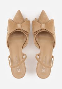 Renee - Ciemnobeżowe Szpilki z Imitacji Zamszu z Paskiem na Piętę i Ozdobną Kokardą Themigeia. Nosek buta: otwarty. Zapięcie: pasek. Kolor: beżowy. Materiał: zamsz. Wzór: aplikacja. Sezon: lato. Obcas: na szpilce. Wysokość obcasa: średni #4
