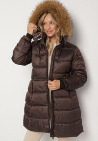 Born2be - Ciemnobrązowa Długa Kurtka Pikowana z Kapturem z Futrem z Możliwością Odpięcia Feneia. Okazja: na co dzień. Typ kołnierza: kaptur. Kolor: brązowy. Materiał: futro. Długość: długie. Styl: casual #2