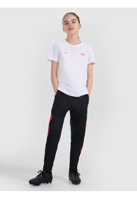 4f - 4F T-shirt regular z nadrukiem dziecięcy 4F JUNIOR x Robert Lewandowski - biały 122 (6-7 lat). Kolor: biały. Materiał: bawełna, materiał. Wzór: nadruk. Sezon: lato. Styl: sportowy, młodzieżowy