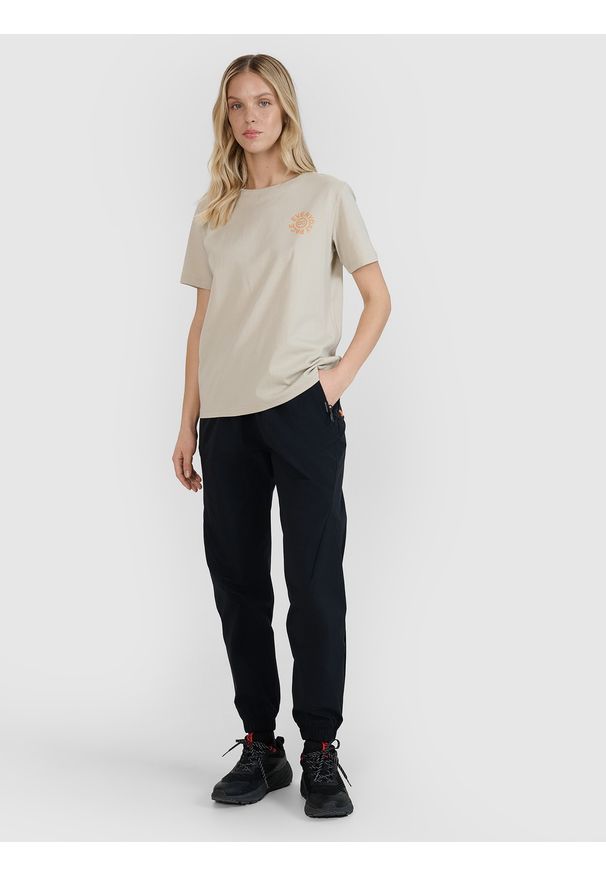 4f - 4F T-shirt oversize z nadrukiem damski - beżowy XL. Okazja: na co dzień. Kolor: beżowy. Materiał: dzianina, bawełna, jersey. Długość rękawa: krótki rękaw. Długość: krótkie. Wzór: nadruk. Styl: klasyczny, sportowy, casual
