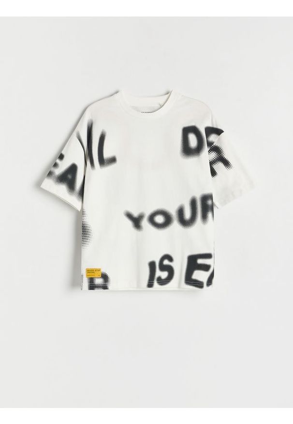 Reserved - T-shirt oversize - złamana biel. Materiał: dzianina, bawełna