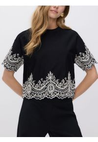 Reserved - T-shirt z ozdobnym haftem - czarny. Kolor: czarny. Materiał: bawełna, dzianina. Wzór: haft #1