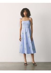 Reserved - Bawełniana sukienka z haftem - jasnoniebieski. Kolor: niebieski. Materiał: bawełna. Wzór: haft #1