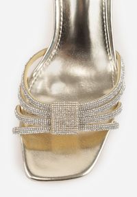 Born2be - Złote Eleganckie Sandały na Obcasie z Cyrkoniami Zitella. Okazja: na co dzień. Zapięcie: sprzączka. Kolor: złoty. Materiał: jeans. Wzór: aplikacja. Obcas: na obcasie. Styl: elegancki. Wysokość obcasa: średni #6