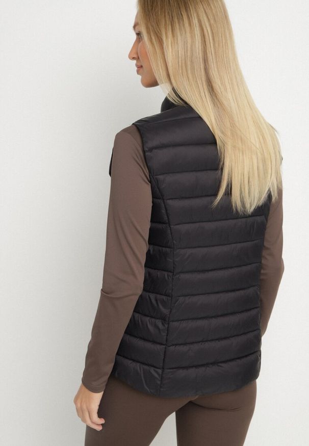 Born2be - Czarna Pikowanana Kamizelka Sifitta. Okazja: na co dzień. Kolor: czarny. Materiał: jeans. Styl: elegancki, klasyczny, casual