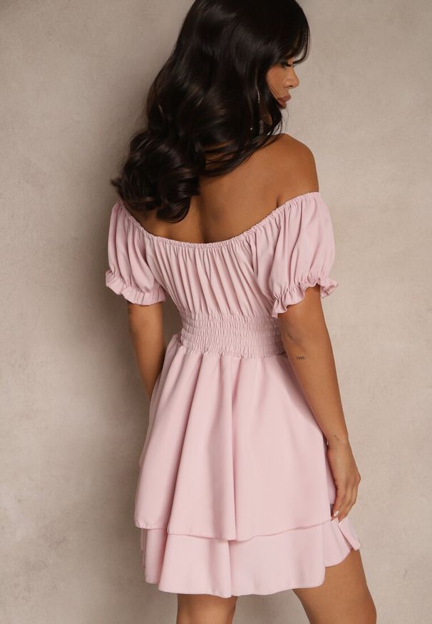 Renee - Różowa Sukienka z Bawełną Ozdobiona Falbankami i Bufkami Mavilare. Typ kołnierza: kołnierz z falbankami. Kolor: różowy. Materiał: bawełna. Wzór: aplikacja. Styl: klasyczny