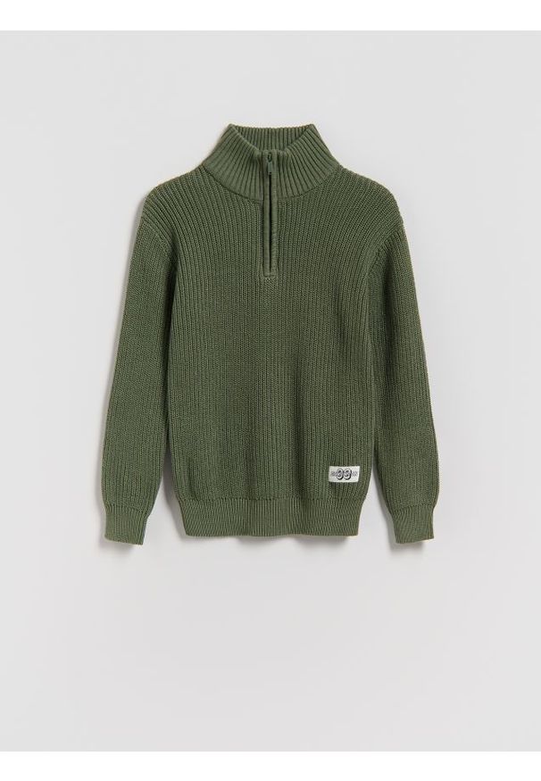 Reserved - Strukturalny golf - ciemnozielony. Typ kołnierza: golf. Kolor: zielony. Materiał: dzianina, bawełna. Styl: klasyczny