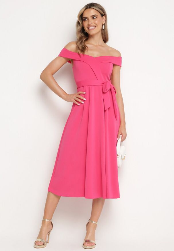Born2be - Fuksjowa Elegancka Sukienka o Fasonie Hiszpanki z Materiałowym Paskiem Xaelia. Typ kołnierza: dekolt hiszpanka. Kolor: różowy. Materiał: materiał. Styl: elegancki