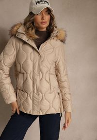 Renee - Ciemnobeżowa Pudełkowa Kurtka z Pikowanymi Przeszyciami i Odpinanym Kapturem z Futrem Liliarna. Okazja: na spacer. Kolor: beżowy. Materiał: futro. Styl: elegancki #1