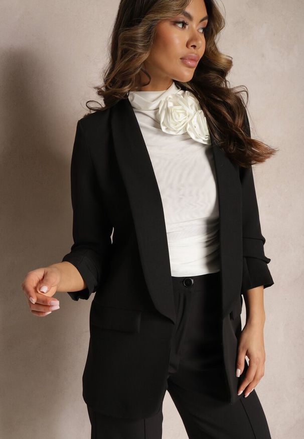 Renee - Czarna Marynarka Rhenona. Kolor: czarny. Materiał: satyna, koronka. Wzór: jednolity. Styl: klasyczny, elegancki