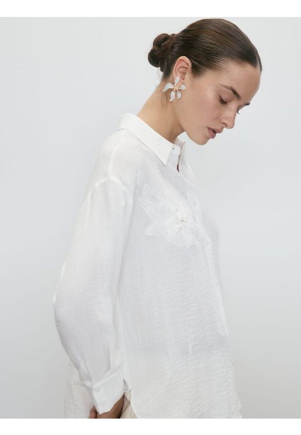 Reserved - Koszula z ozdobną aplikacją - biały. Kolor: biały. Materiał: wiskoza, tkanina. Wzór: aplikacja