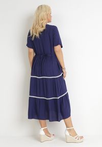 Born2be - Granatowa Rozkloszowana Sukienka Maxi Wiązana z Tyłu Zathia. Kolor: niebieski. Materiał: materiał. Wzór: ażurowy. Długość: maxi #3