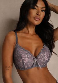 Renee - Szaro-Różowy Biustonosz Ozdobiony Koronką i Kokardką Aqiany. Kolor: szary. Materiał: koronka. Wzór: koronka, aplikacja #1