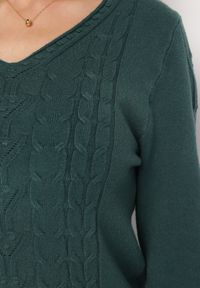Born2be - Zielony Sweter z Ozdobnym Splotem i Trójkątnym Dekoltem Barbisae. Kolor: zielony. Wzór: ze splotem. Sezon: jesień, zima #2