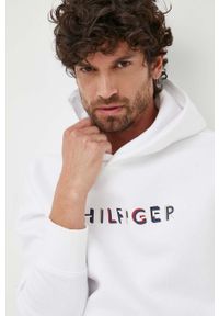 TOMMY HILFIGER - Tommy Hilfiger bluza męska kolor biały z kapturem wzorzysta. Typ kołnierza: kaptur. Kolor: biały. Materiał: bawełna, dzianina. Długość rękawa: długi rękaw. Długość: długie #4