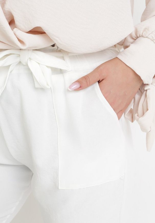 Born2be - Białe Szorty z Nogawką za Kolano z Gumką w Pasie i Wiązaniem Gentria. Okazja: na co dzień. Kolekcja: plus size. Kolor: biały. Materiał: materiał. Styl: casual