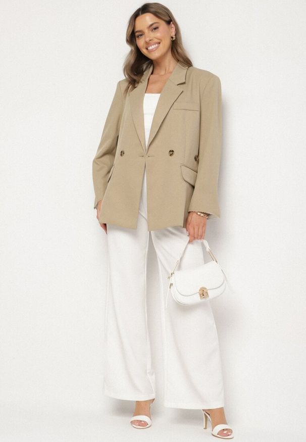 Born2be - Beżowa Dwurzędowa Marynarka o Pudełkowym Kroju Oversize z Dodatkowym Guzikiem Paselira. Okazja: na co dzień. Kolor: beżowy. Materiał: jeans. Styl: elegancki, casual