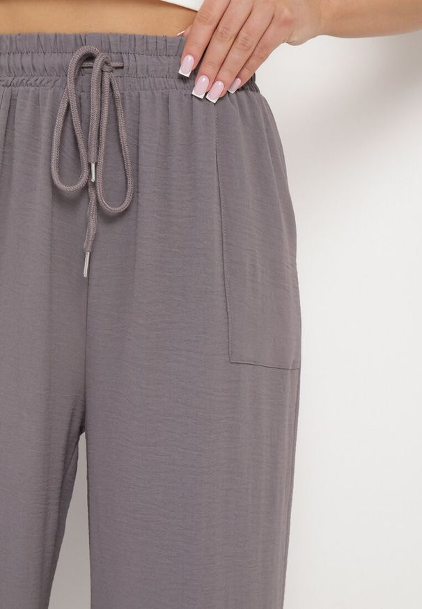 Born2be - Szare Spodnie z Prostą Nogawką i Kieszeniami oraz Sznurkiem w Talii Qulai. Okazja: na co dzień, na spacer. Kolor: szary. Styl: klasyczny, casual