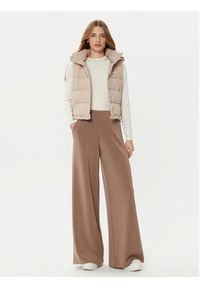 Guess Bezrękawnik V4RL02 WFYE2 Beżowy Regular Fit. Kolor: beżowy. Materiał: syntetyk. Długość rękawa: bez rękawów