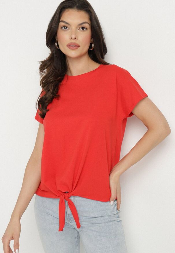 Born2be - Czerwony T-shirt z Bawełny z Ozdobnym Wiązaniem Sunitra. Okazja: na co dzień, na spotkanie biznesowe. Kolor: czerwony. Materiał: bawełna. Sezon: lato, wiosna. Styl: biznesowy, klasyczny, casual