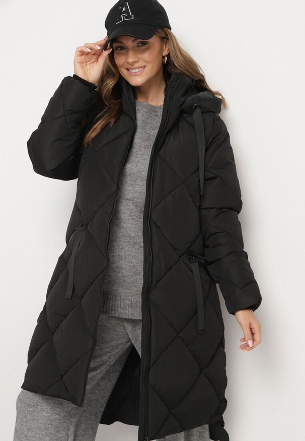 Born2be - Czarna Kurtka z Kapturem i Kieszeniami w Kraciaste Pikowane Przeszycia Ettaline. Okazja: na co dzień. Typ kołnierza: kaptur. Kolor: czarny. Materiał: jeans. Styl: elegancki, casual, sportowy, klasyczny