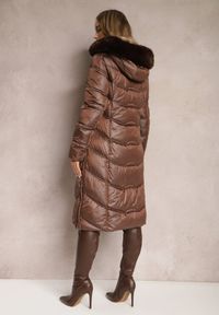 Renee - Brązowa Kurtka Płaszcz za Kolano z Pikowaniem i Odpinanym Kapturem Calarin. Kolor: brązowy. Materiał: zamsz, futro. Długość: długie. Sezon: zima. Styl: elegancki #3