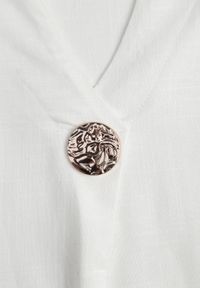 Renee - Biała Bluzka z Lnem i Wiskozą o Nietoperzowym Kroju z Krótkim Rękawem Herira. Okazja: na co dzień. Typ kołnierza: dekolt w serek. Kolor: biały. Długość: krótkie. Wzór: aplikacja. Materiał: wiskoza, len. Długość rękawa: krótki rękaw. Sezon: lato. Styl: casual, elegancki #5