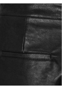 Gina Tricot Spodnie z imitacji skóry 20745 Czarny Straight Fit. Kolor: czarny. Materiał: skóra #2