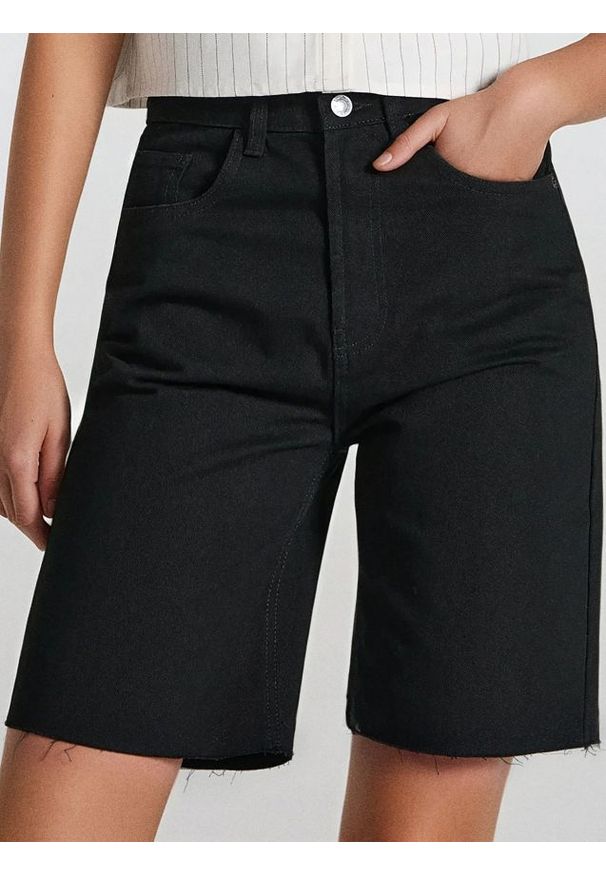 Sinsay - Szorty jeansowe straight - czarny. Kolor: czarny. Materiał: jeans