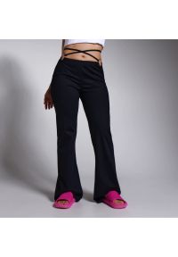Sinsay - Spodnie flare z wiązaniem - Czarny. Kolor: czarny
