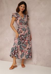 Renee - Różowa Sukienka Hesena. Typ kołnierza: dekolt kopertowy. Kolor: różowy. Wzór: paisley. Typ sukienki: kopertowe. Materiał: materiał. Długość rękawa: bez rękawów. Sezon: wiosna, lato. Styl: boho. Długość: midi