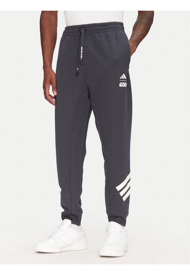 Adidas - adidas Spodnie dresowe Star Wars The Mandalorian™ JI5724 Szary Regular Fit. Kolor: szary. Materiał: bawełna. Wzór: motyw z bajki