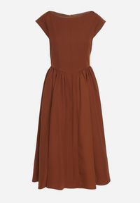 Born2be - Brązowa Rozkloszowana Sukienka Vices z Dekoltem Typu Łódka Milasena. Okazja: na co dzień. Kolor: brązowy. Materiał: jeans. Wzór: aplikacja. Typ sukienki: rozkloszowane. Styl: casual #6