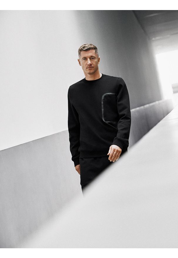 4f - 4F Bluza dresowa regular bez kaptura męska 4F x Robert Lewandowski - czarna M. Okazja: na co dzień. Typ kołnierza: bez kaptura. Kolor: czarny. Materiał: dresówka. Styl: casual, sportowy