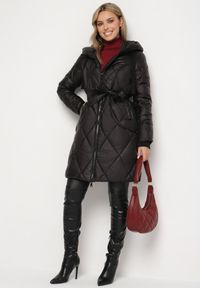 Born2be - Czarna Kurtka Pikowana o Długim Fasonie z Paskiem w Talii i Kapturem Zalinka. Okazja: na co dzień. Kolor: czarny. Materiał: jeans. Długość: długie. Styl: klasyczny, casual, elegancki #2