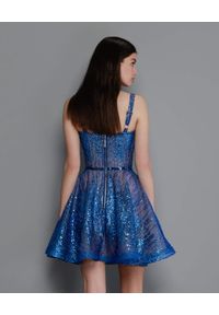 BRONX AND BANCO - Niebieska sukienka mini Mademoiselle. Typ kołnierza: dekolt gorset. Kolor: niebieski. Materiał: tiul. Długość rękawa: na ramiączkach. Typ sukienki: rozkloszowane, gorsetowe. Długość: mini