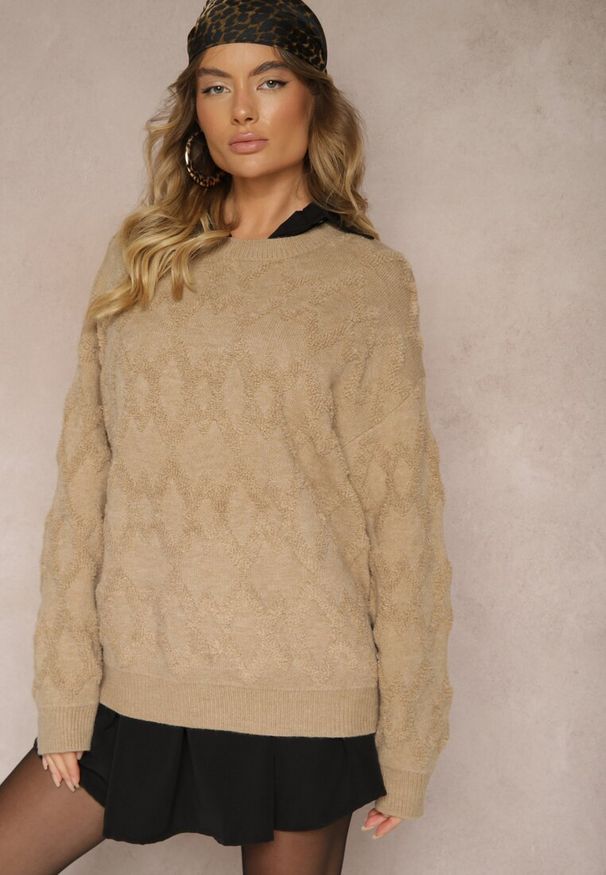 Renee - Ciemnobeżowy Luźny Sweter o Pudełkowym Kroju i Tłoczonym Splocie ze Ściągaczami Elomara. Okazja: na co dzień. Kolor: beżowy. Materiał: jeans. Wzór: ze splotem. Styl: elegancki, casual