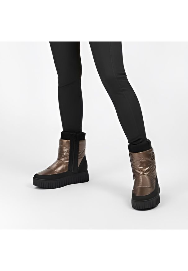 Brązowe Metaliczne Śniegowce Marco Tozzi Modne Obuwie Damskie. Okazja: na spacer. Kolor: brązowy. Szerokość cholewki: normalna. Sezon: zima. Styl: sportowy