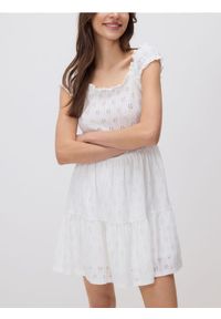 Reserved - Ażurowa sukienka mini - biały. Kolor: biały. Materiał: dzianina. Wzór: ażurowy. Długość: mini