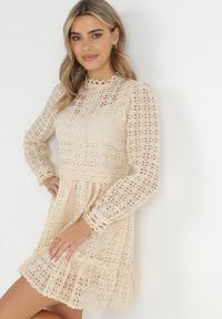 Born2be - Jasnobeżowa Koronkowa Sukienka Mini z Falbanką Kamari. Kolor: beżowy. Materiał: koronka. Wzór: gładki. Sezon: wiosna, lato. Długość: mini