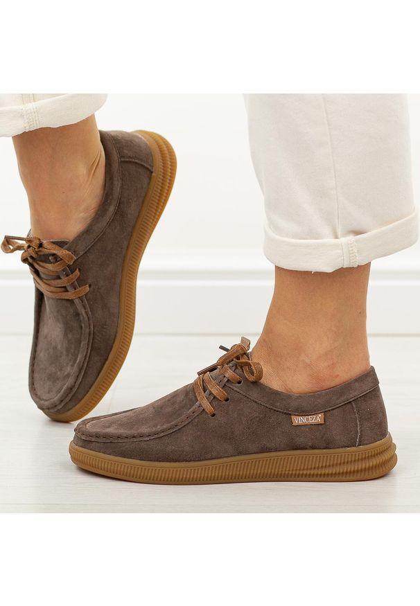 Brązowe skórzane mokasyny damskie Vinceza 95391. Okazja: na spacer, na co dzień. Nosek buta: okrągły. Zapięcie: sznurówki. Kolor: brązowy. Materiał: zamsz, skóra. Szerokość cholewki: normalna. Sezon: wiosna, jesień, lato. Styl: casual, elegancki, klasyczny
