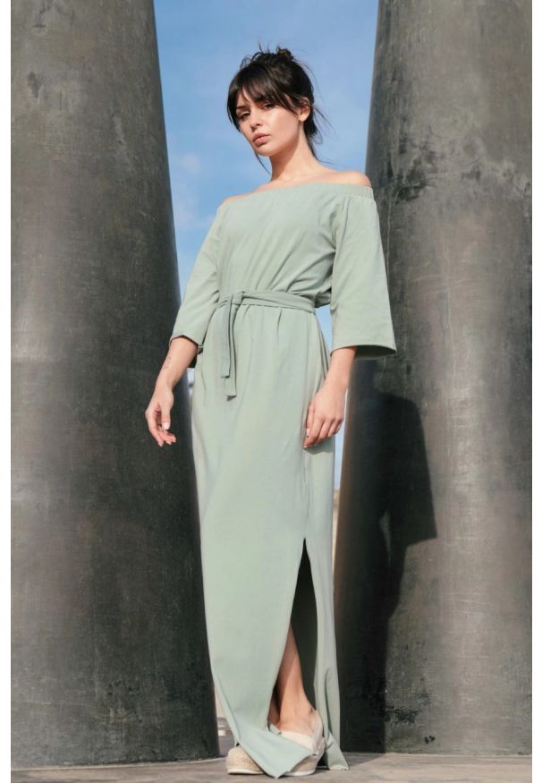 BeWear - Długa sukienka hiszpanka na lato bawełna pudrowy róż. Okazja: na plażę, na imprezę. Typ kołnierza: dekolt hiszpanka. Kolor: różowy. Materiał: bawełna. Sezon: lato. Długość: maxi