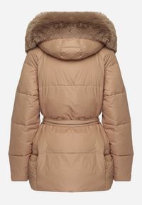 Born2be - Beżowa Pikowana Kurtka z Kapturem i Odpinanym Futrem z Paskiem w Tali Siamirae. Okazja: na co dzień. Typ kołnierza: kaptur. Kolor: beżowy. Materiał: futro. Styl: casual, elegancki #3