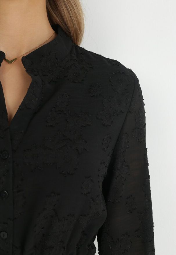 Born2be - Czarna Rozkloszowana Sukienka ze Sznurkiem w Pasie Juna. Okazja: na co dzień. Typ kołnierza: dekolt w kształcie V. Kolor: czarny. Długość rękawa: długi rękaw. Typ sukienki: proste. Styl: casual, elegancki