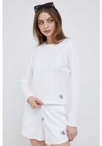 Calvin Klein Jeans longsleeve damski kolor biały. Okazja: na co dzień. Kolor: biały. Materiał: dzianina, prążkowany. Długość rękawa: długi rękaw. Wzór: aplikacja. Styl: casual, klasyczny #1