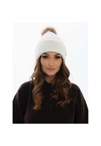 Czapka biała Peterson PTN HAT-08. Kolor: biały. Materiał: futro, akryl. Wzór: aplikacja. Sezon: jesień, zima