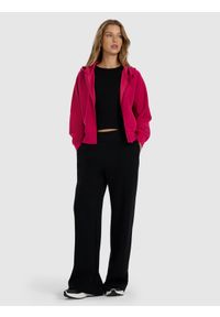 4f - 4F Bluza dresowa rozpinana z modalem damska - różowa L. Okazja: na co dzień. Typ kołnierza: kaptur. Kolor: różowy. Materiał: dresówka. Długość rękawa: raglanowy rękaw. Wzór: gładki, ze splotem. Styl: sportowy, casual. Sport: fitness